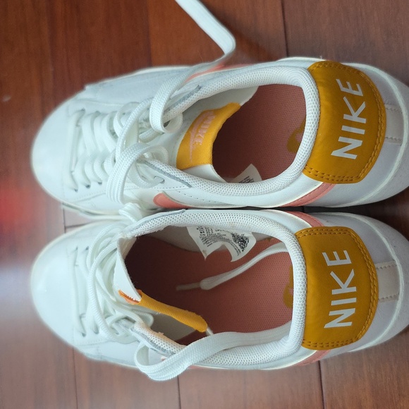 Nike Women's White and Peach Sneakers Size 6.5 - Picture 4 of 6